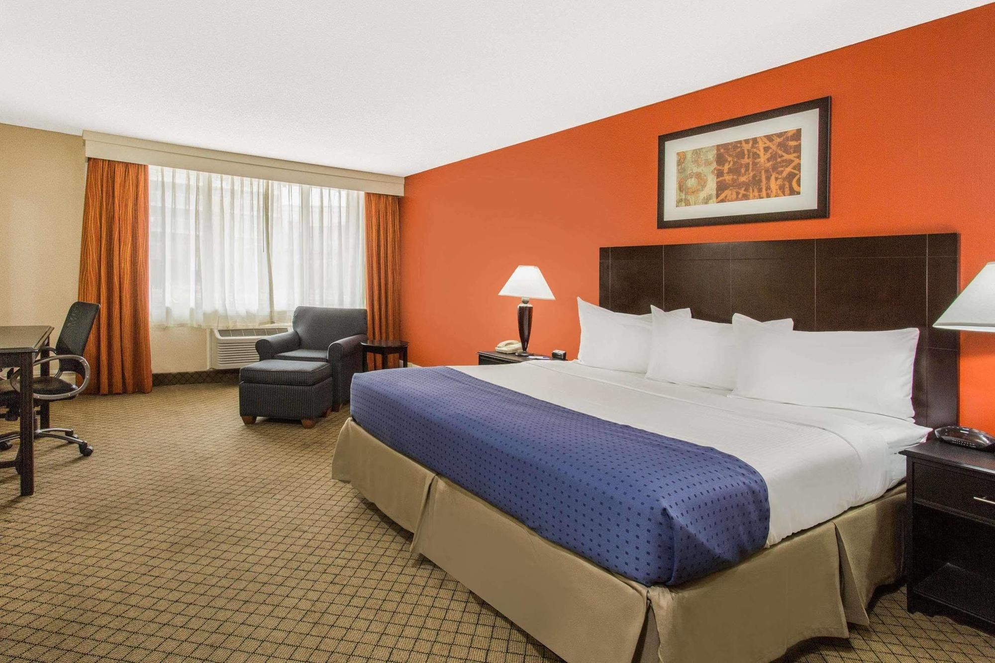Baymont By Wyndham Fayetteville Fort Bragg Area Exterior photo