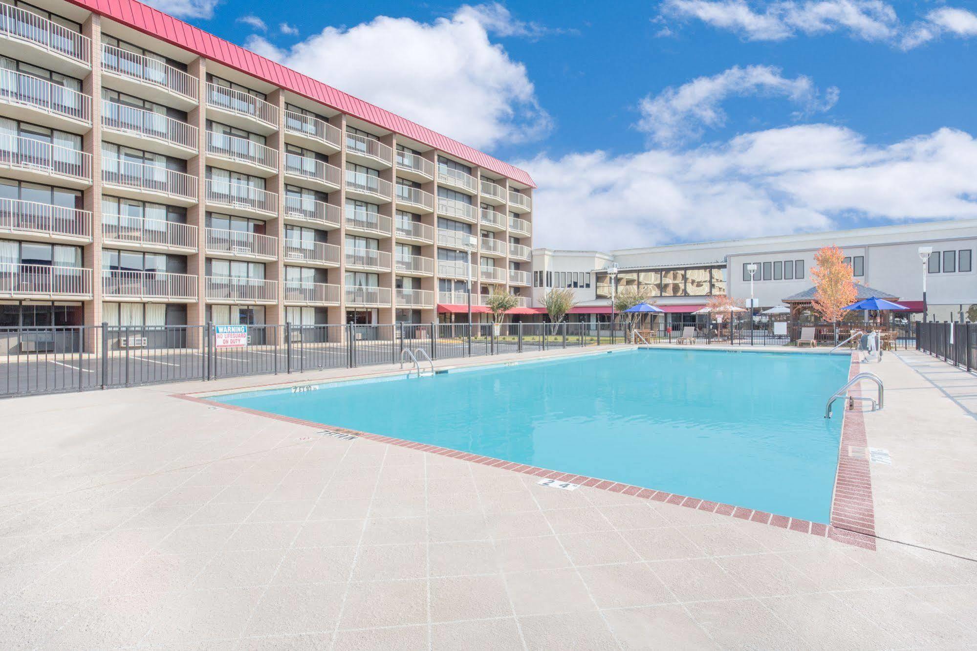 Baymont By Wyndham Fayetteville Fort Bragg Area Exterior photo
